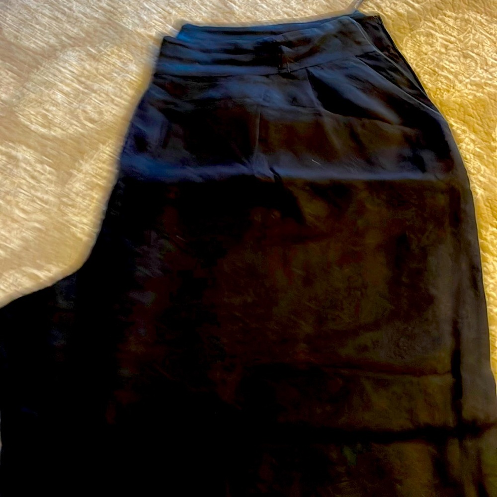 Jones New York black linen crop pants. Size 16.